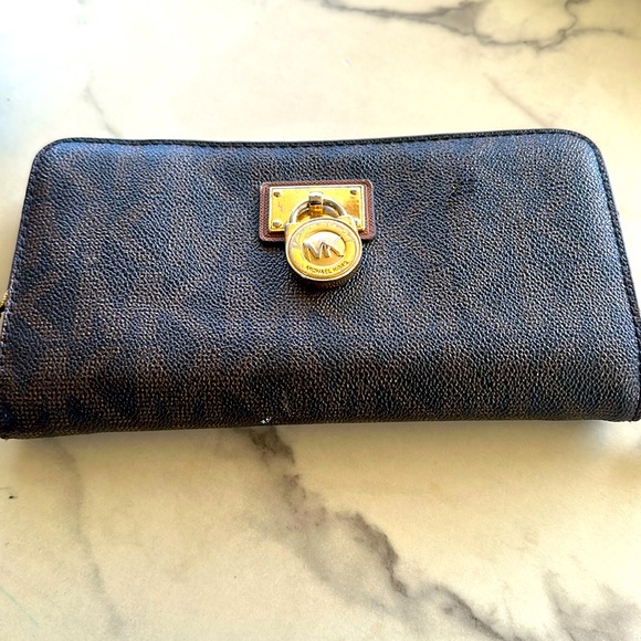 Michael Kors Handbags - Michael Kors wallet